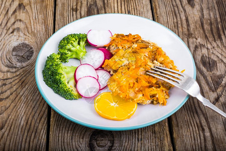 健康饮食炖鱼和新鲜蔬菜工作室照片图片