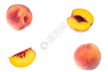一组桃子美味的甜熟透的桃子整个和片上的白色摄影棚照片美味的甜熟透的桃子整个和片上都是白色的背景