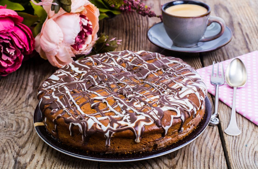 海绵蛋糕白巧克力和黑工作室照片海绵蛋糕白巧克力和黑冰图片