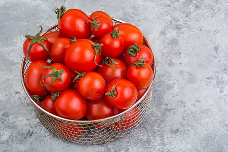 番茄是小的新鲜红番茄工作室照片番茄是小的新鲜红番茄图片