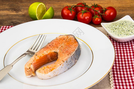 鲑鱼子饭配菜和蔬的鲑鱼配饭和蔬菜的鲑鱼配和蔬背景