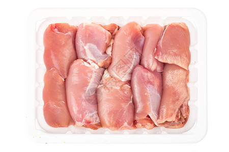 白色塑料容器中的新鲜生鸡肉工作室照片白色塑料容器中的新鲜生鸡肉图片