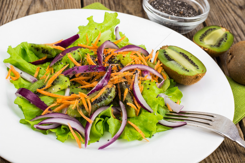 绿色蔬菜沙拉配有基维和奇亚种子工作室照片配有基维和奇亚种子图片