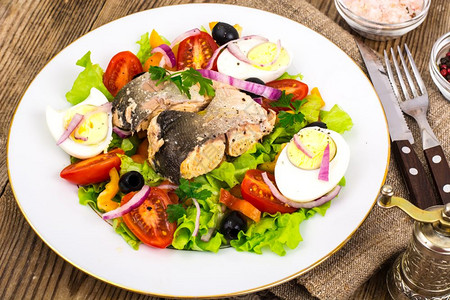 带罐装金鱼的沙拉健康食品工作室照片芹菜高清图片素材