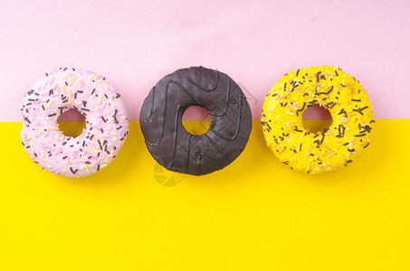 五颜六色的糖衣甜甜圈摄影棚照片五颜六色的糖衣甜甜圈图片