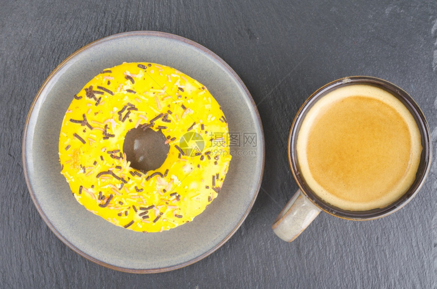咖啡杯有新鲜的糕点早餐用黑石背景工作室照片图片