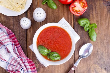 木制表面的冷番茄汤工作室照片木制表面的冷番茄汤草本植物高清图片素材
