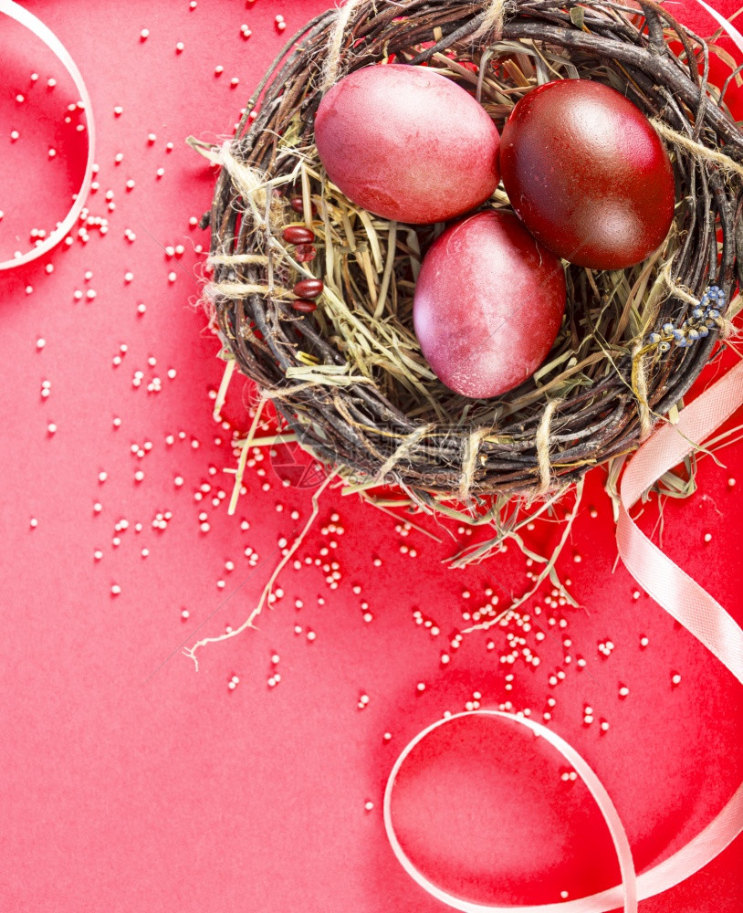 红色背景的复活节鸡蛋窝图片