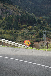 山中的道路指示牌图片