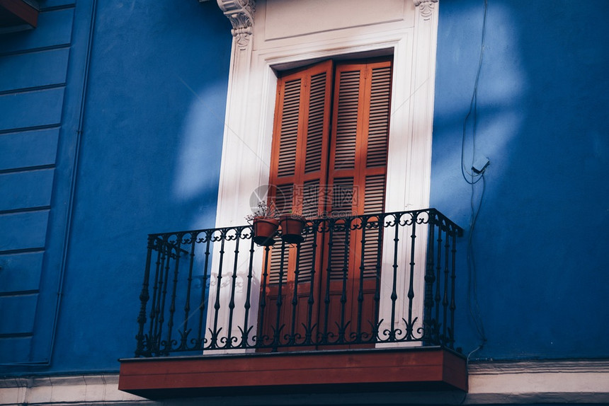 蓝色房屋上的阳台图片