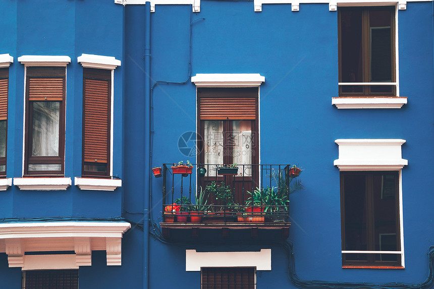 美丽的蓝色建筑窗口图片