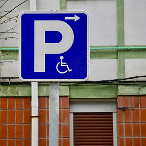 城市街道上的轮椅交通信号图片