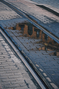 车站街道上的旧铁路轨图片