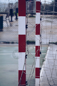 田间破碎的旧足球目标绳网图片