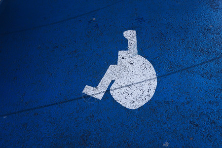 街道路口的轮椅交通标志图片