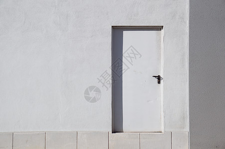 城内白色建筑的门外背景图片