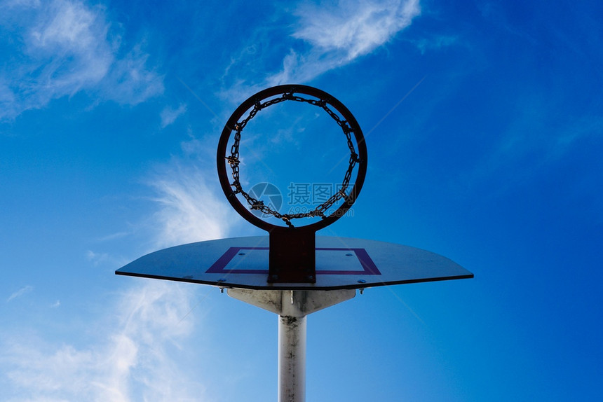 街道上的篮球圈和蓝天图片