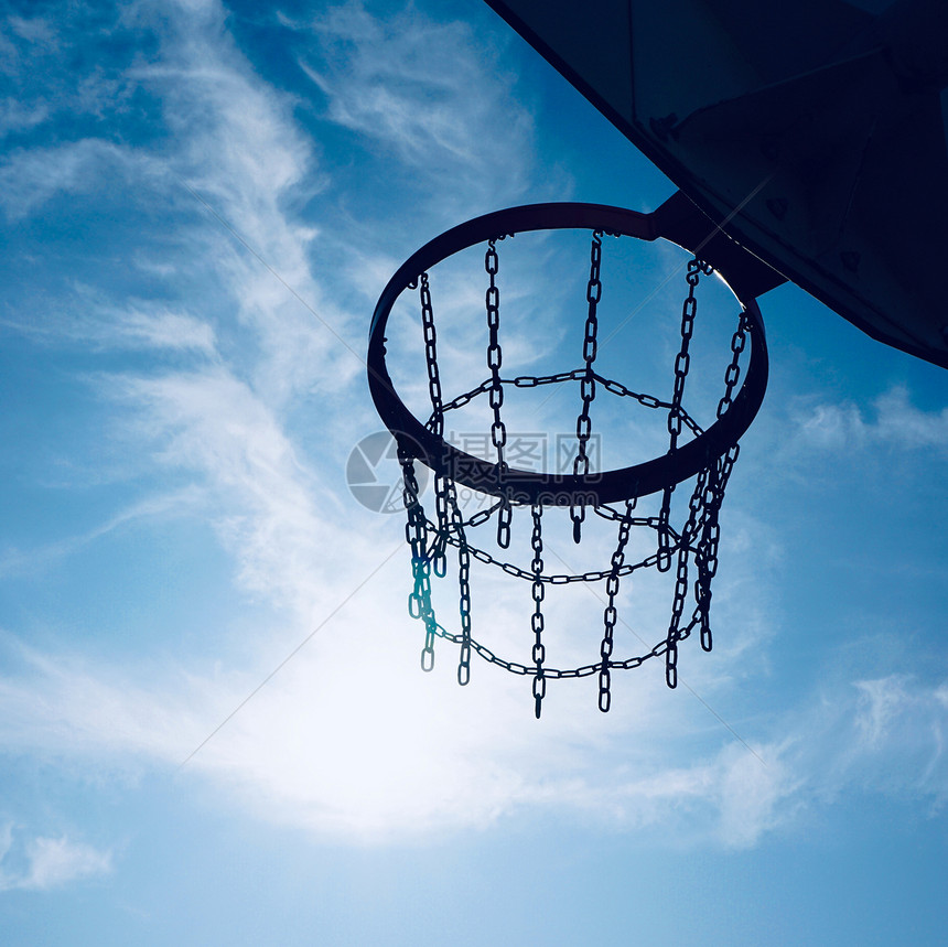 街道上的篮球圈和蓝天图片