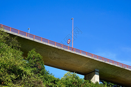 在城市的桥梁上在高速公路图片
