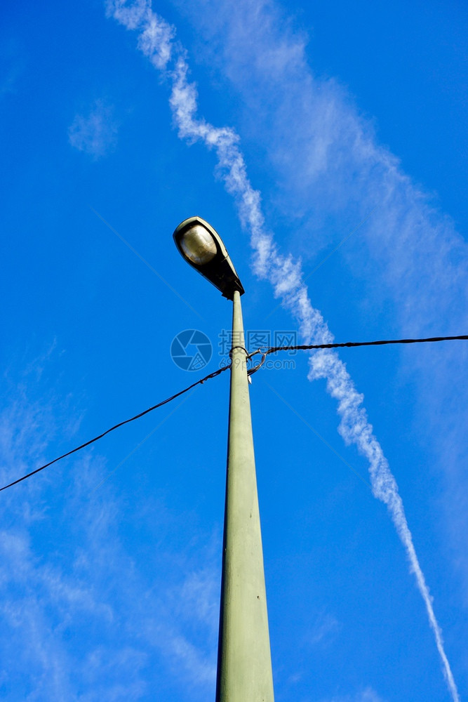 西班牙毕尔巴鄂市街道上的灯和蓝天图片