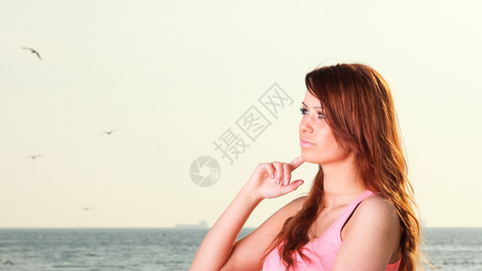 海上背景的年轻女人图片
