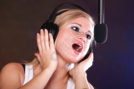 女孩在唱摇滚歌曲用麦克风耳机图片