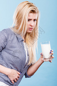 不时不食乳糖不容制品食的健康问题概念妇女拿着杯牛奶胃痛妇女拿着牛奶肚子痛妇女拿着奶杯肚子痛背景