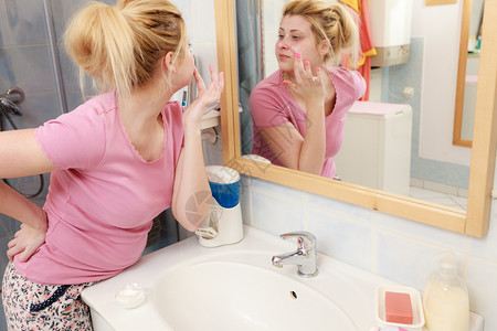 保湿护肤化妆品皮肤科概念用手指涂面霜的女人用手指涂面霜的女人图片