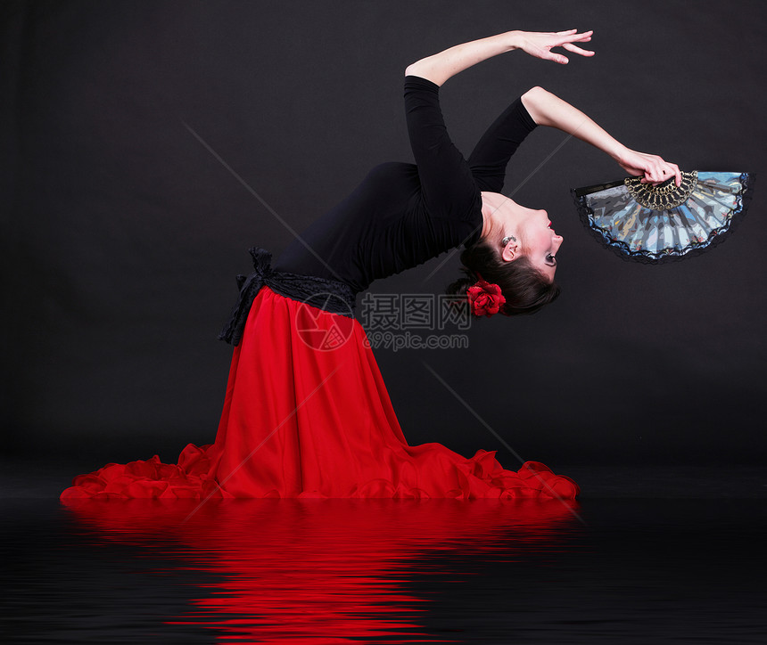 黑人背景的有吸引力西班牙舞女年轻子跳舞的佛朗明哥图片