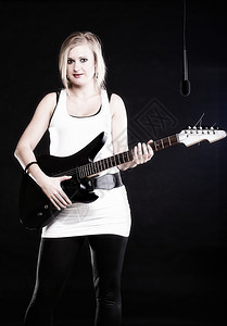 女人玩电吉他用黑色的背景图片