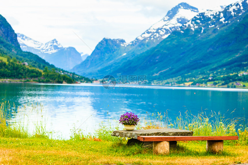 旅游度假和旅游宁静的山景峡湾岸边摆放着鲜花的休息桌挪威欧洲索恩奥格峡湾县的老村庄山地景观峡湾和休息地挪威图片