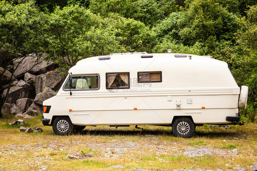 旅游度假和行在挪威山区露营地点休息的老旧野营车面包摩托之家图片