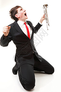 男子小号演奏一个年轻的爵士乐男子肖像欢乐欣和他的小号白色背景背景