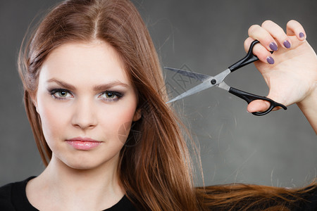 优雅和时尚的发型风格女专业剪刀手优雅的女展示了美发师的酒馆专业优雅的女理发师用剪刀背景图片