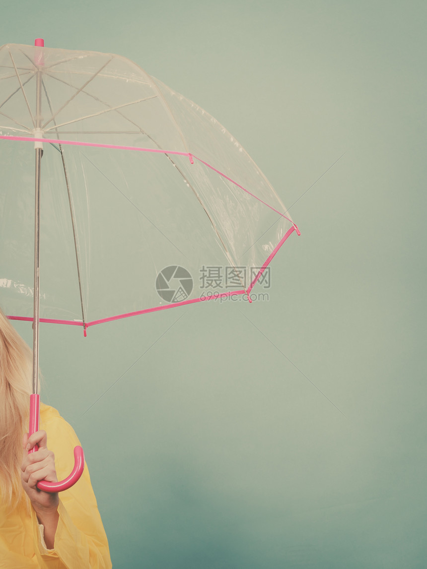 秋雨配件概念女人手里拿着透明的雨伞手持透明伞的女人图片