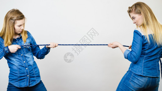两个女人争拉绳互相发脾气图片