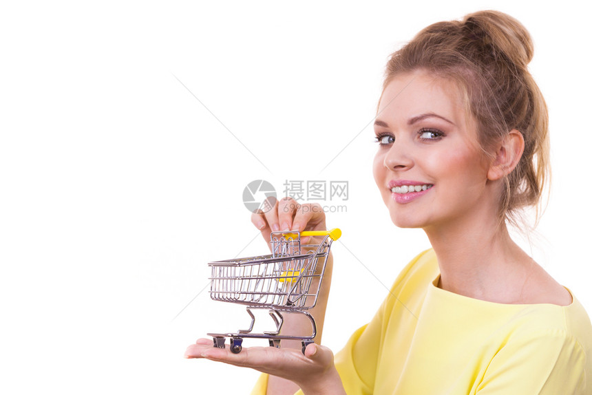 拥有小购物车的开心女人正准备购买产品图片
