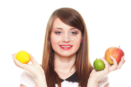 带着水果和蔬菜的年轻微笑女子白种背景图片