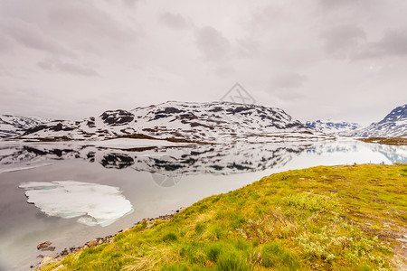 冰与水挪威远足地区风景优美的山脉观丘和冰冻的湖泊挪威风景山脉与冰冻的湖泊背景