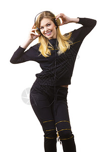 穿着黑色衣服的女子戴着耳机手舞足蹈背景图片