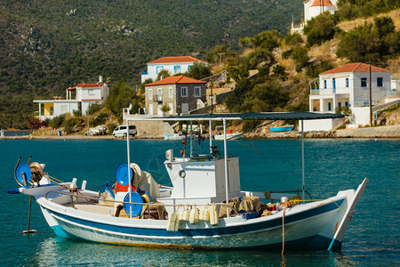 旅游度假和行在Greek度假胜地码头的蓝色海面上渔船图片