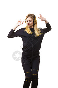 穿着黑色衣服的女子戴着耳机手舞足蹈背景图片