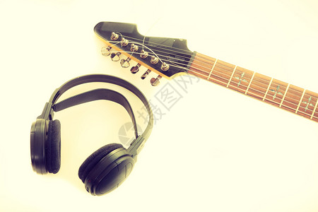 音乐家设备电黑吉他弦和大耳机可以随时使用音乐设备可以随时使用图片