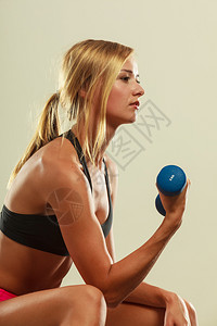 健壮体强的女人与哑铃一起锻炼运动肌肉健壮的金发女孩举重图片