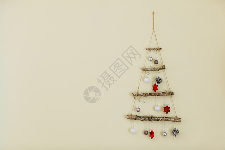 Xmas设计时装传统重塑概念圣诞树装饰由棍棒和制作的圣诞树装饰图片