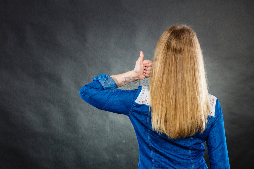 正面和成功的概念长直发金女人的背影孩举起拇指手势身体表情金发女人的背影图片