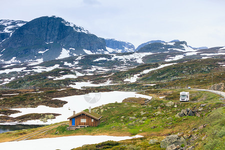 旅游度假和行在挪威山区露营地点休息的野营车面包摩托住所图片