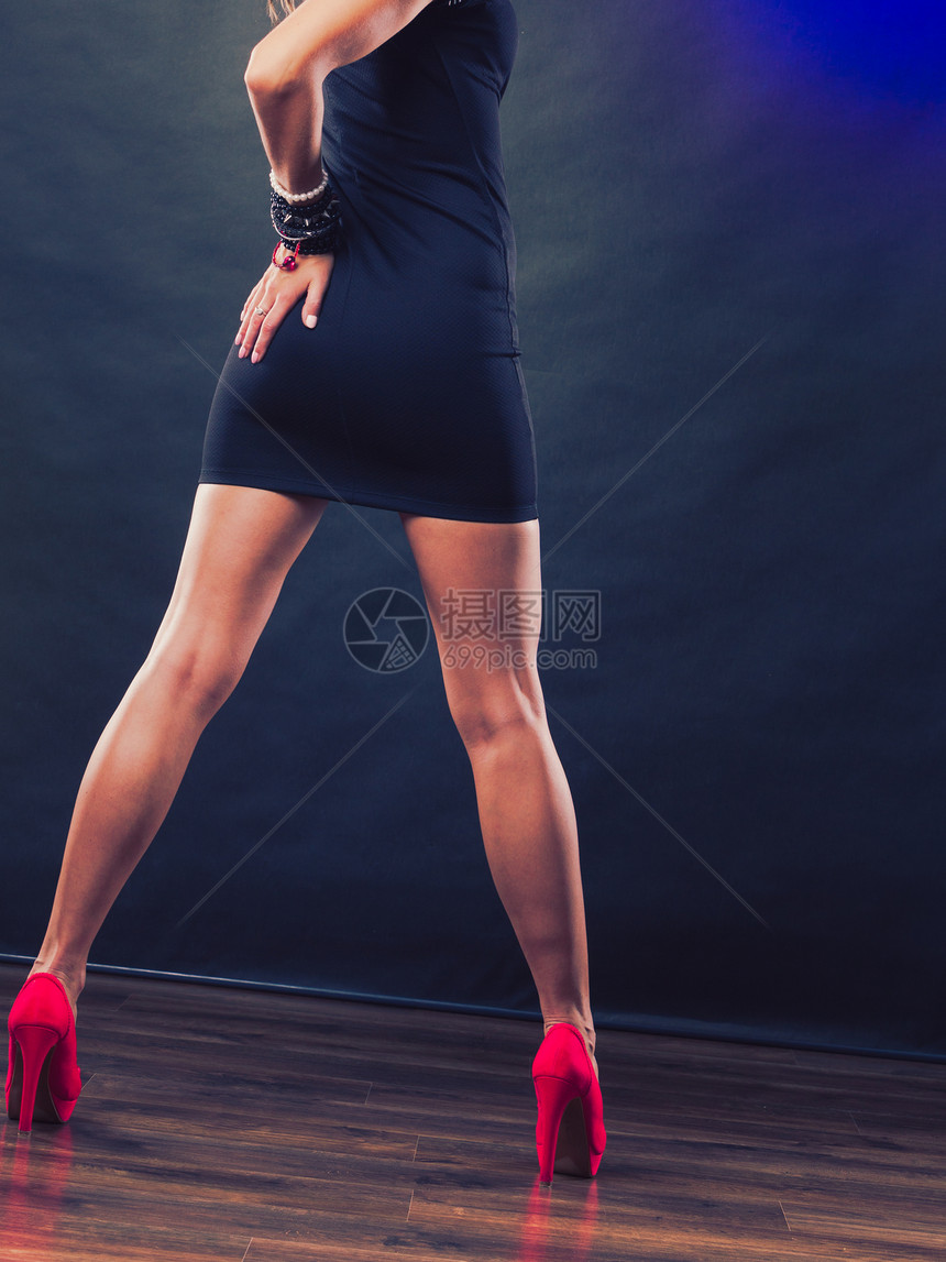 女时装紧贴红色高跟鞋穿感女腿的时装鞋图片