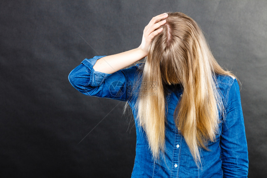 身体语言抑郁症和辞职概念年轻忧郁的不快乐女人用金发遮盖面部情绪图片