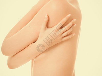 保健医疗女控制癌症年轻无上衣女用双手覆盖乳房女用双手覆盖乳房图片